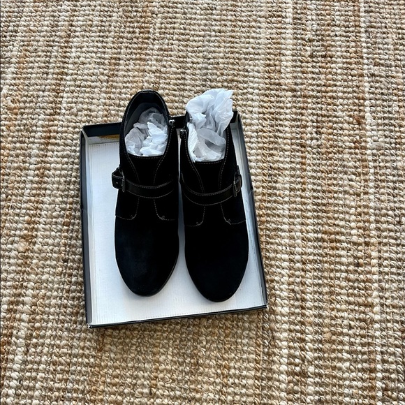 Trotter’s 11W black suede women ankle boots low wedges in great condition. - Picture 5 of 6